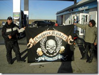 Los muchachos de Chopper Raiders. ¡Hasta con su propia bandera!